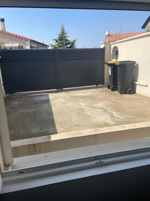 Charmant Appartement Avec Parking Privee Buxerolles Exteriör bild