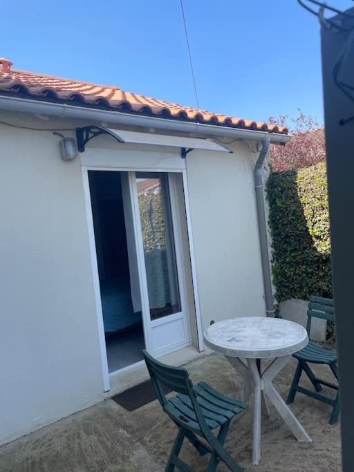 Charmant Appartement Avec Parking Privee Buxerolles Exteriör bild